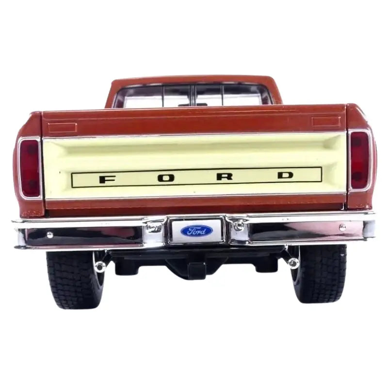 Maisto 1979 Ford F-150 brown cream diecast 1:18 rear tailgate view Ford badge