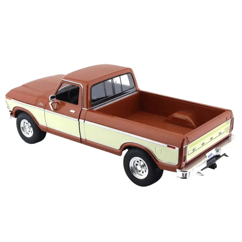 Maisto 1979 Ford F-150 brown cream diecast 1:18 three quarter rear angle Ford tailgate