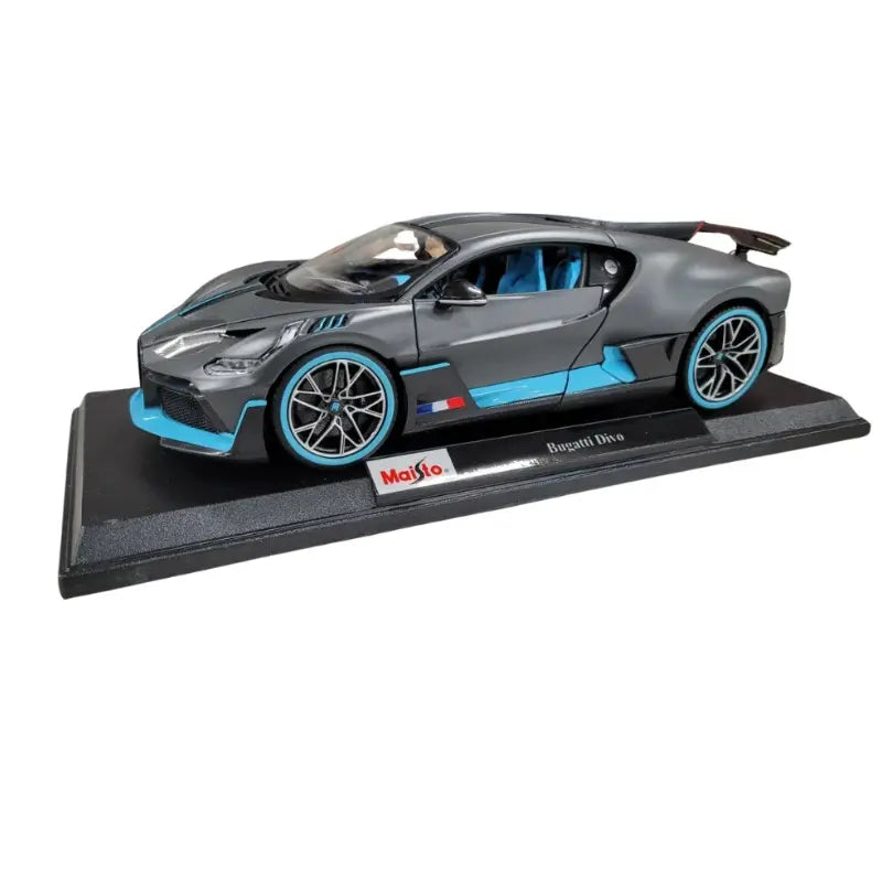 Maisto Bugatti Divo 1:18 diecast model on display base