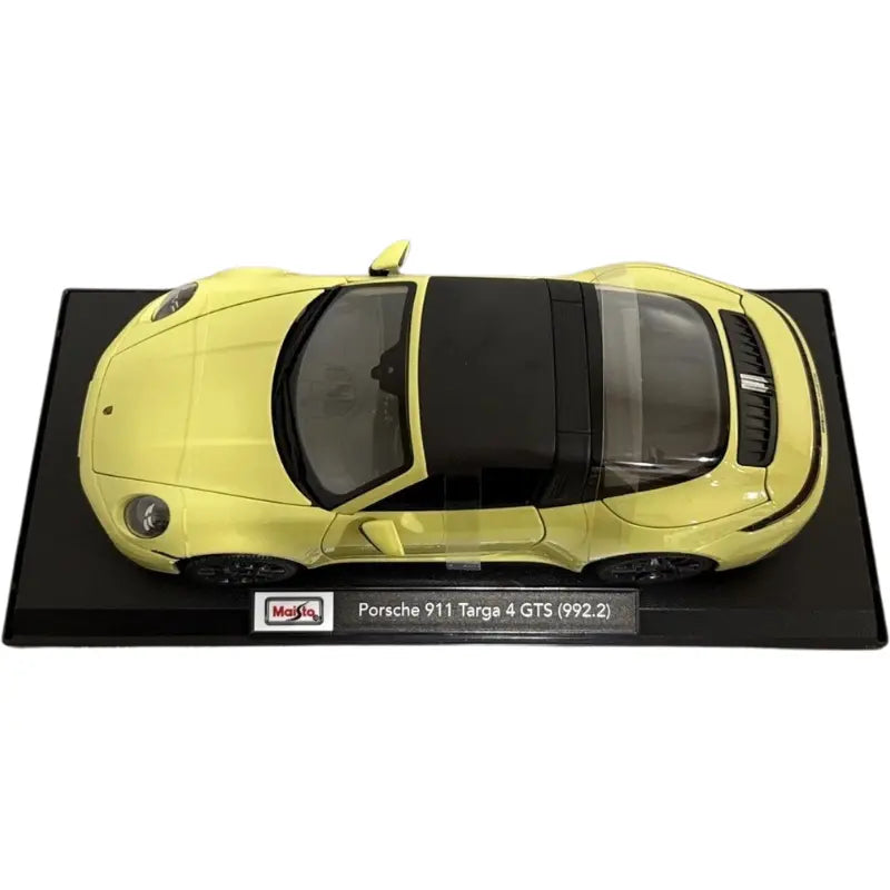 Maisto Porsche 911 Targa 4 GTS yellow diecast 1:18 top down view Targa roof bar