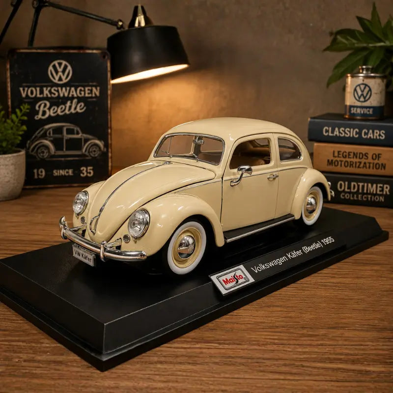 Maisto 1:18 Volkswagen Käfer Beetle 1955 diecast model lifestyle display on wood table