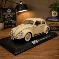 Thumbnail for Maisto 1:18 Volkswagen Käfer Beetle 1955 diecast model lifestyle display on wood table